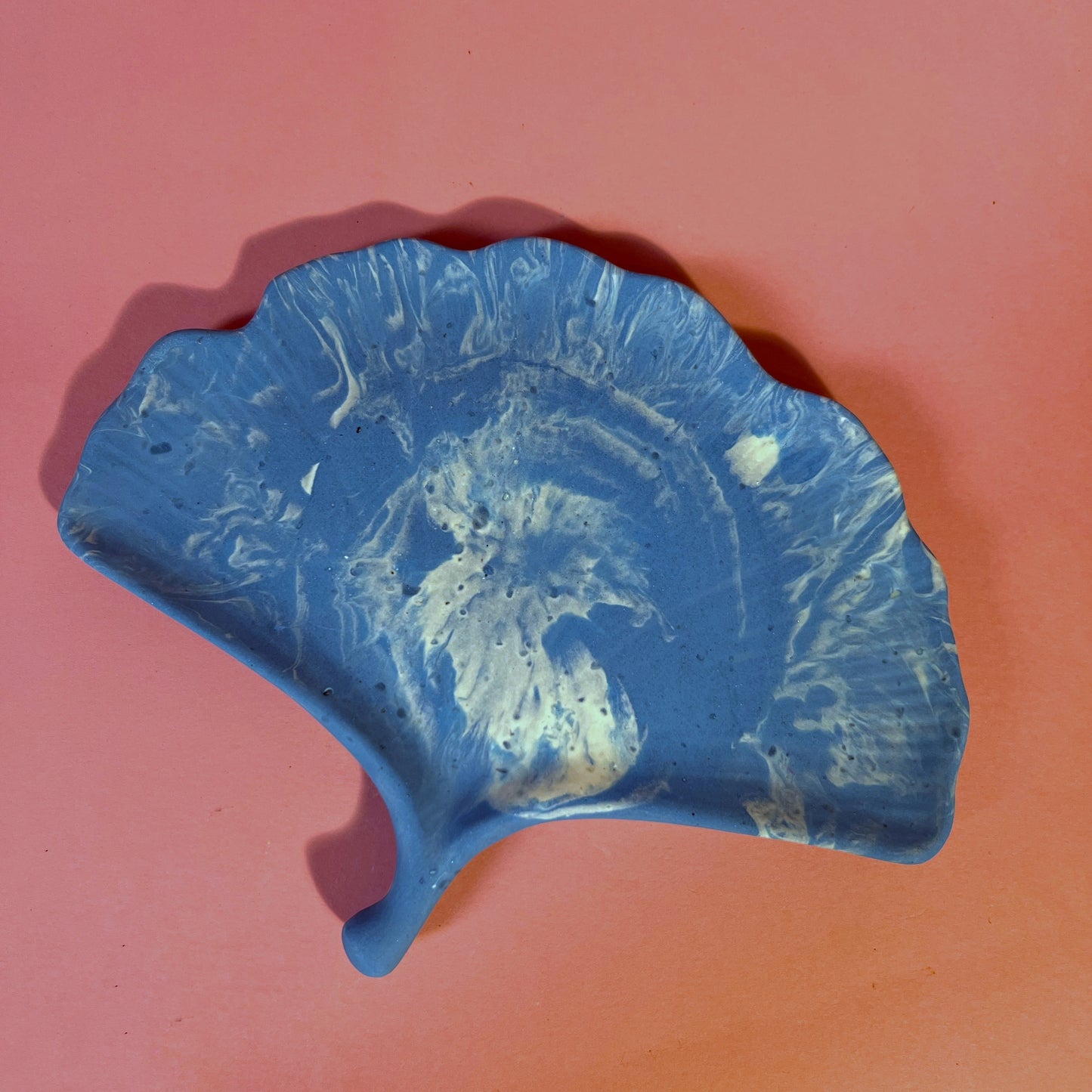 Plateau jesmonite fond marin ginkgo