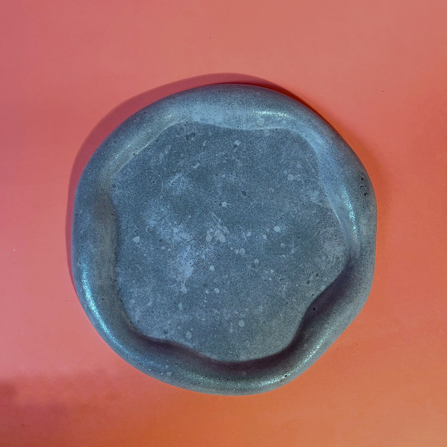 Plateau jesmonite bleu a paillettes