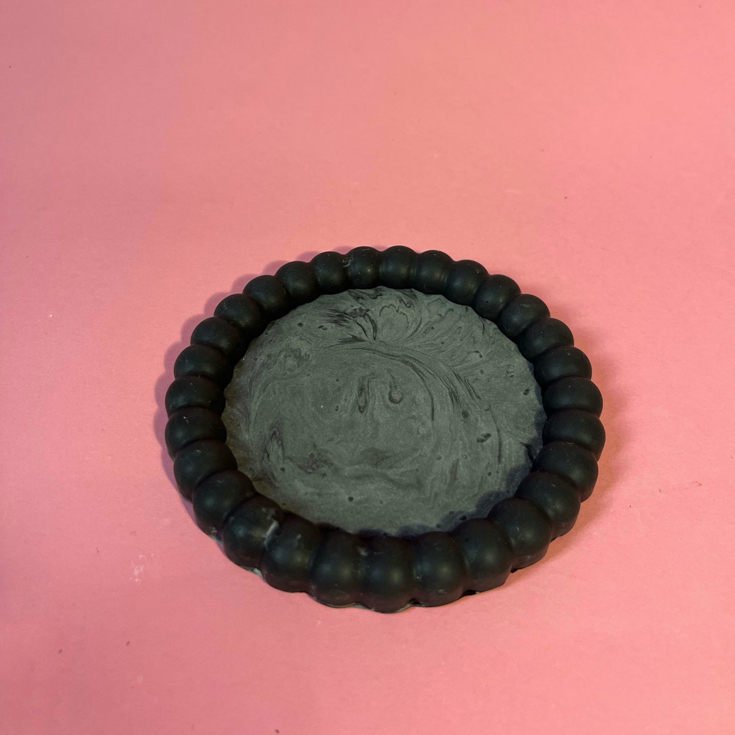Plateau jesmonite rond gris