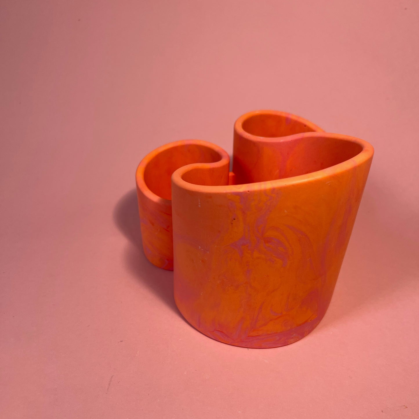 Porte crayons/pinceaux jesmonite rose et orange