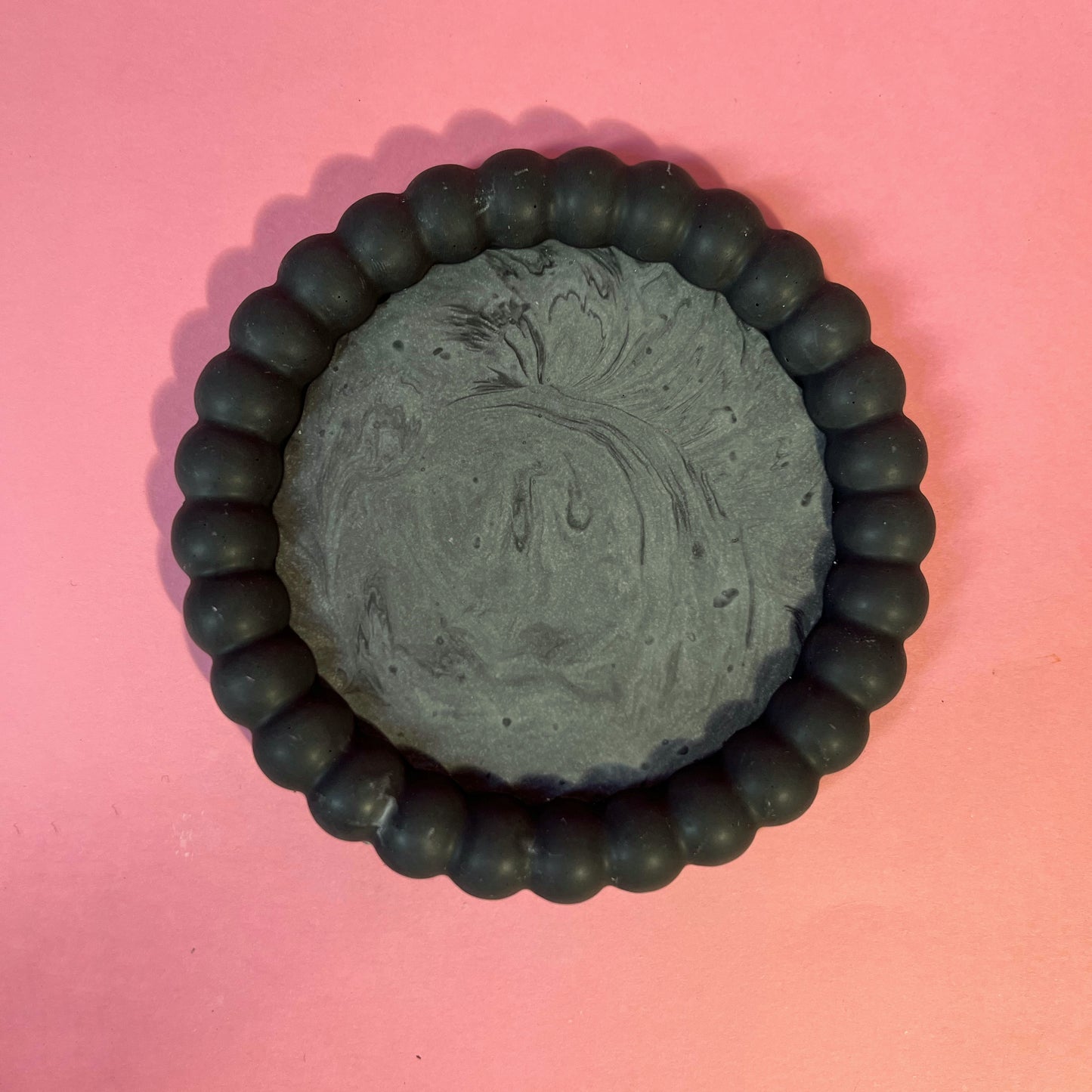Plateau jesmonite rond gris