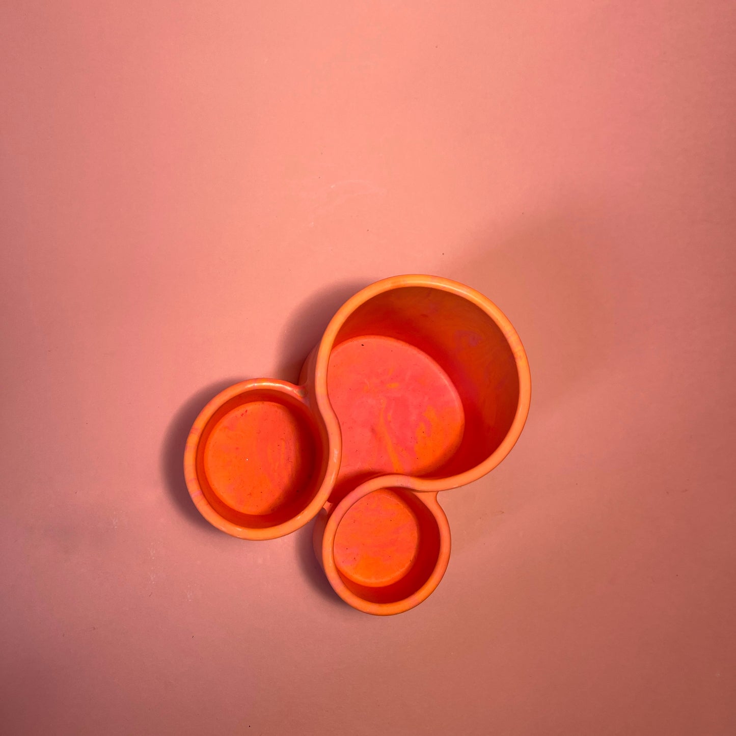 Porte crayons/pinceaux jesmonite rose et orange