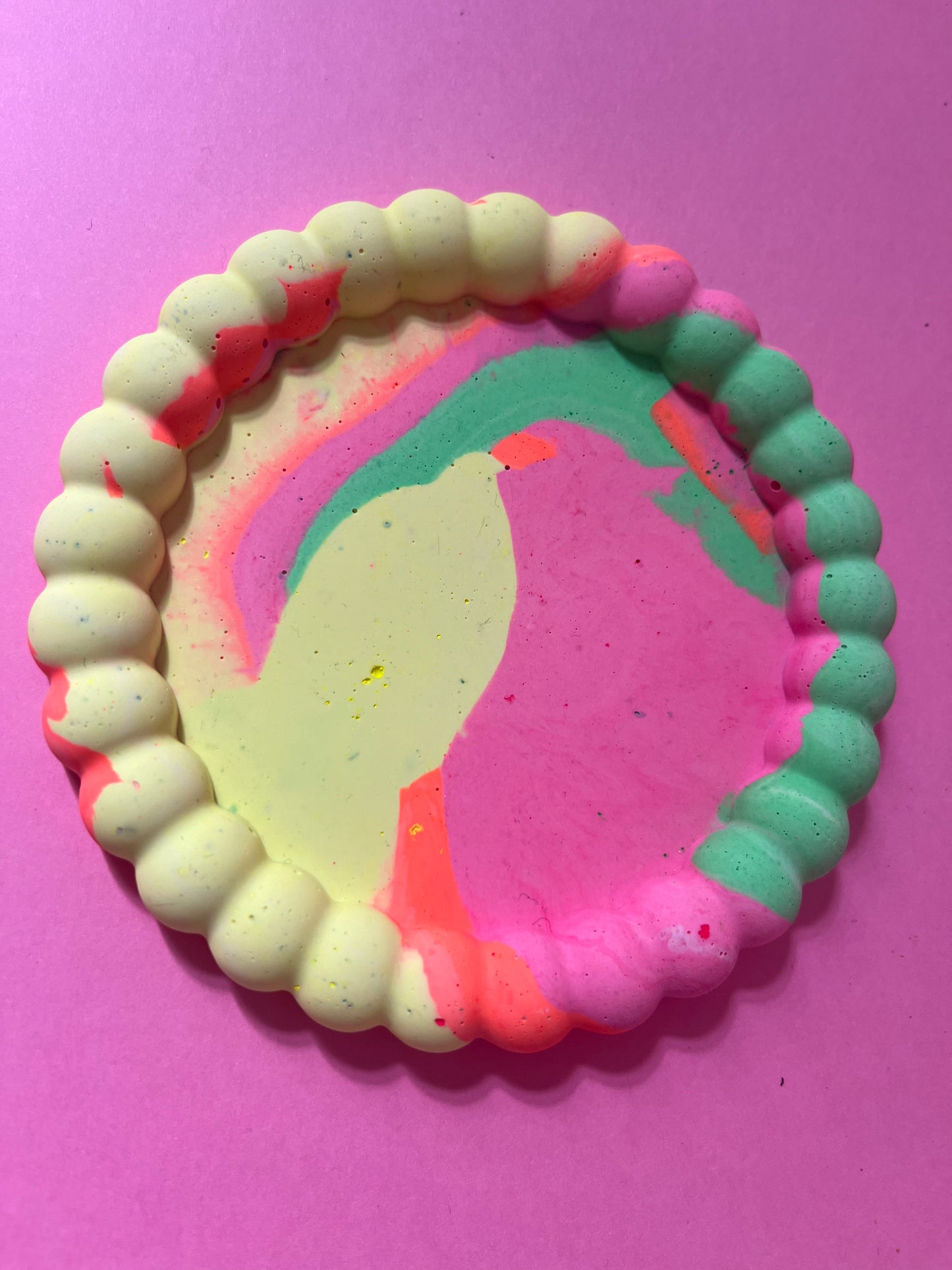 Plateau jesmonite bulles fluo