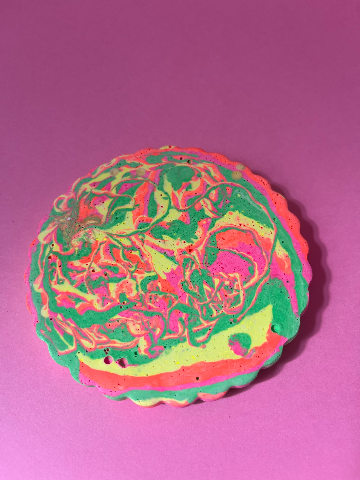 Plateau jesmonite bulles fluo