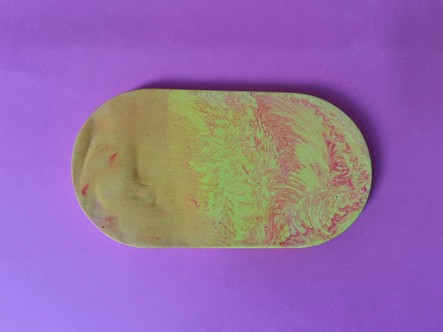 Plateau jesmonite oval rose jaune
