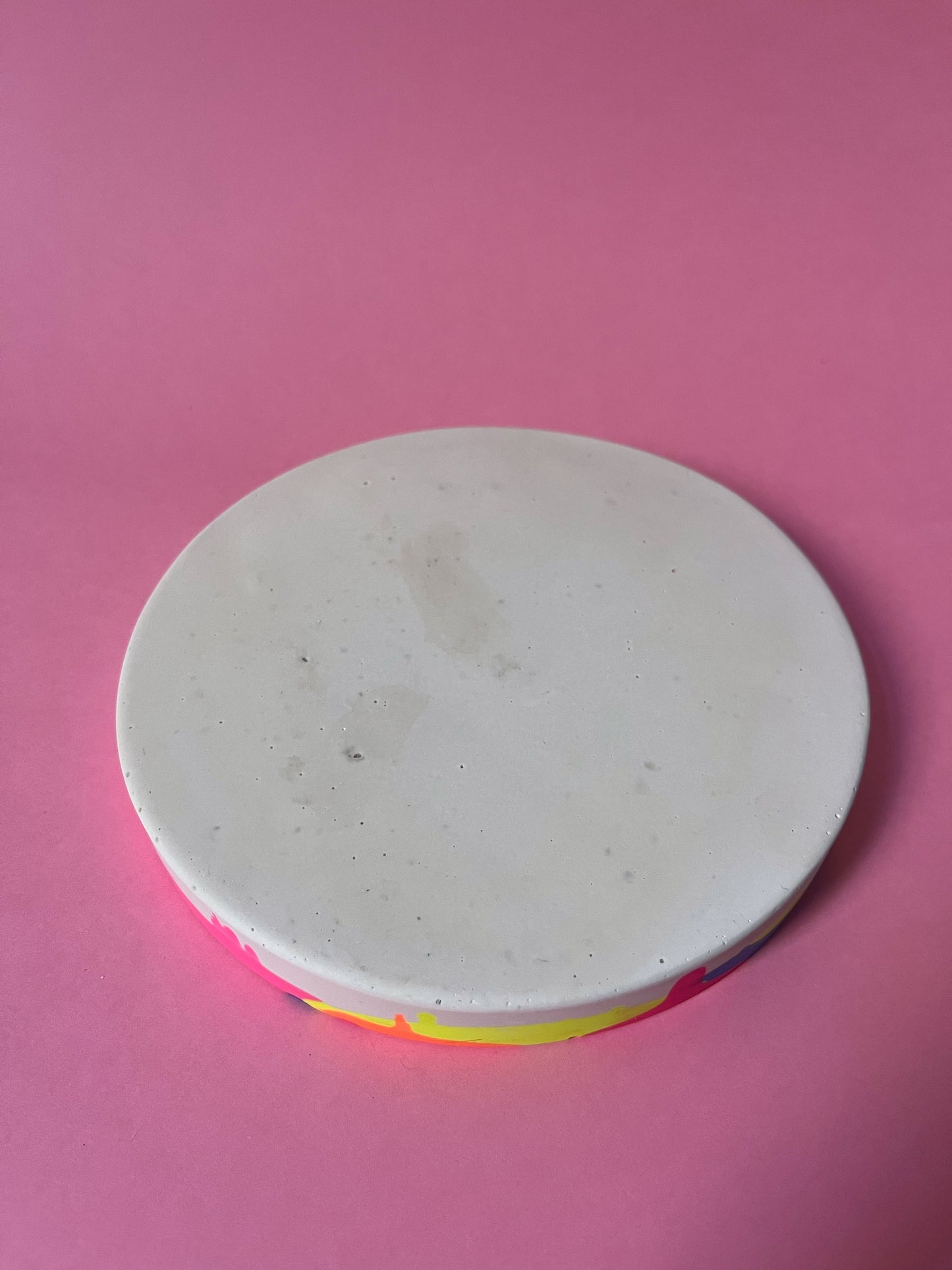 Plateau Jesmonite rond fluo
