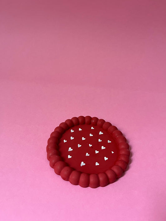 Plateau jesmonite rond rouge coeur blanc