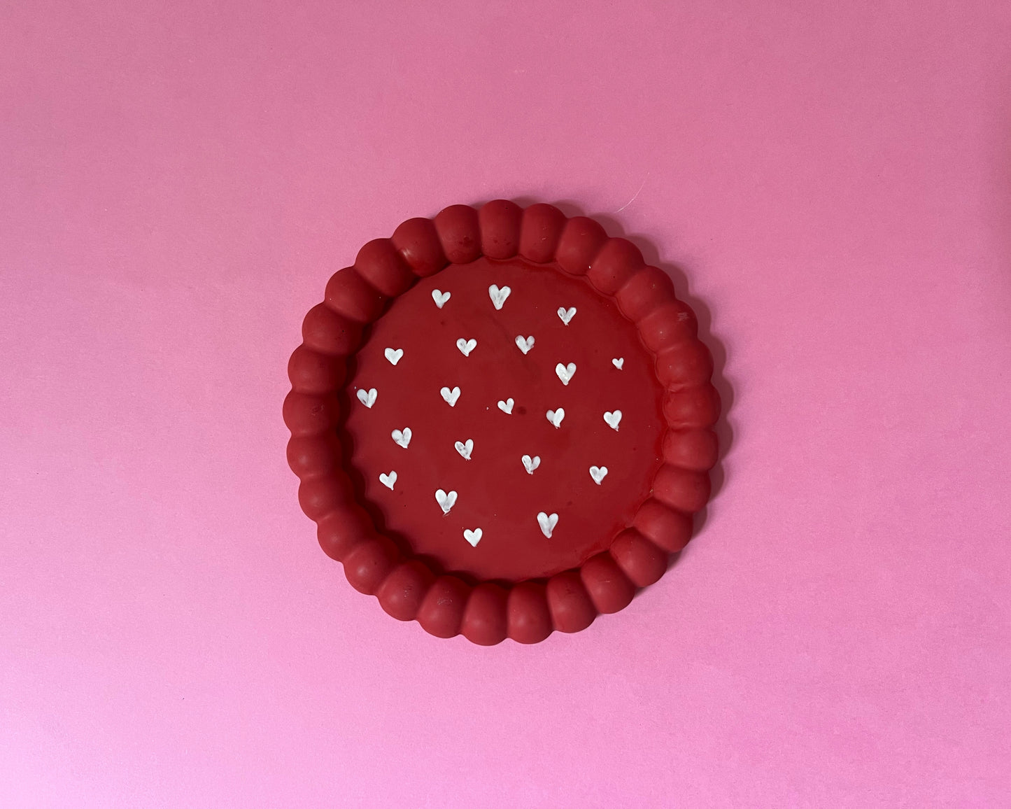 Plateau jesmonite rond rouge coeur blanc
