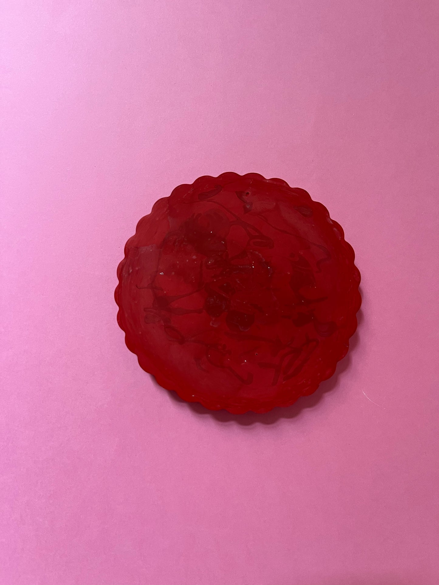 Plateau jesmonite rond rouge coeur blanc