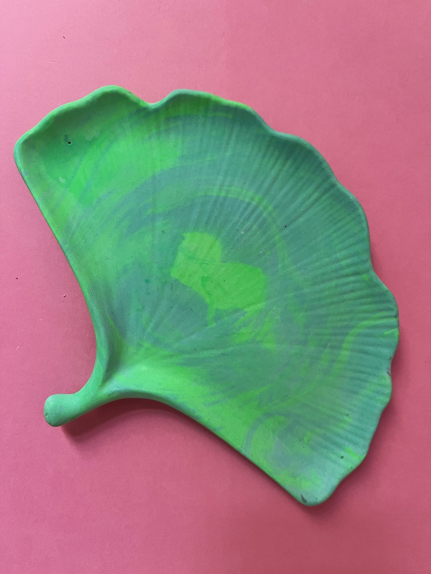 Plateau jesmonite feuille de ginkgo vert bleu