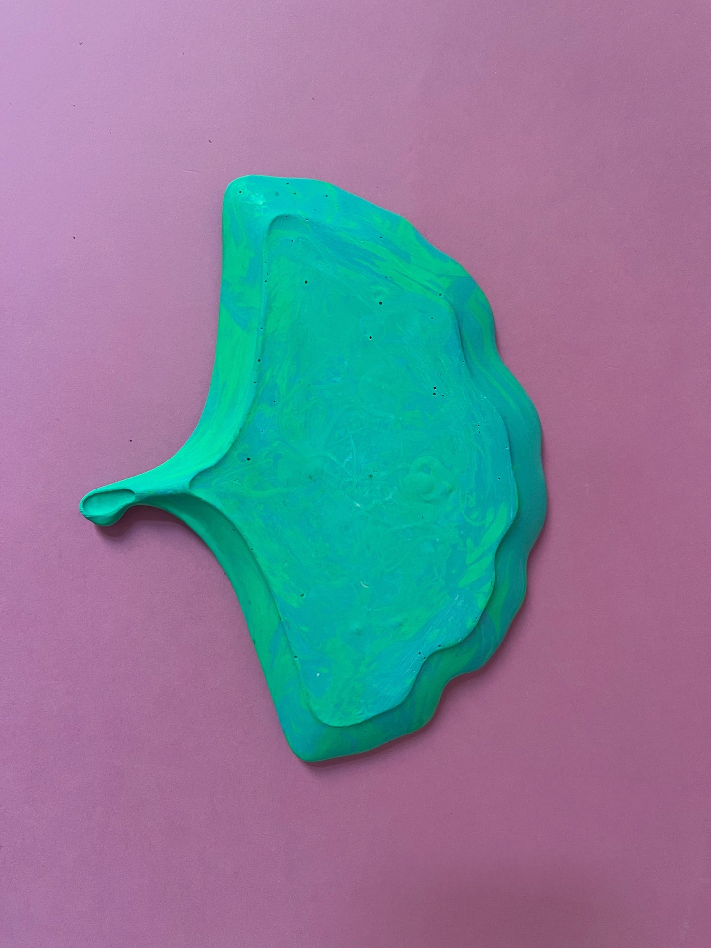 Plateau jesmonite feuille de ginkgo vert bleu