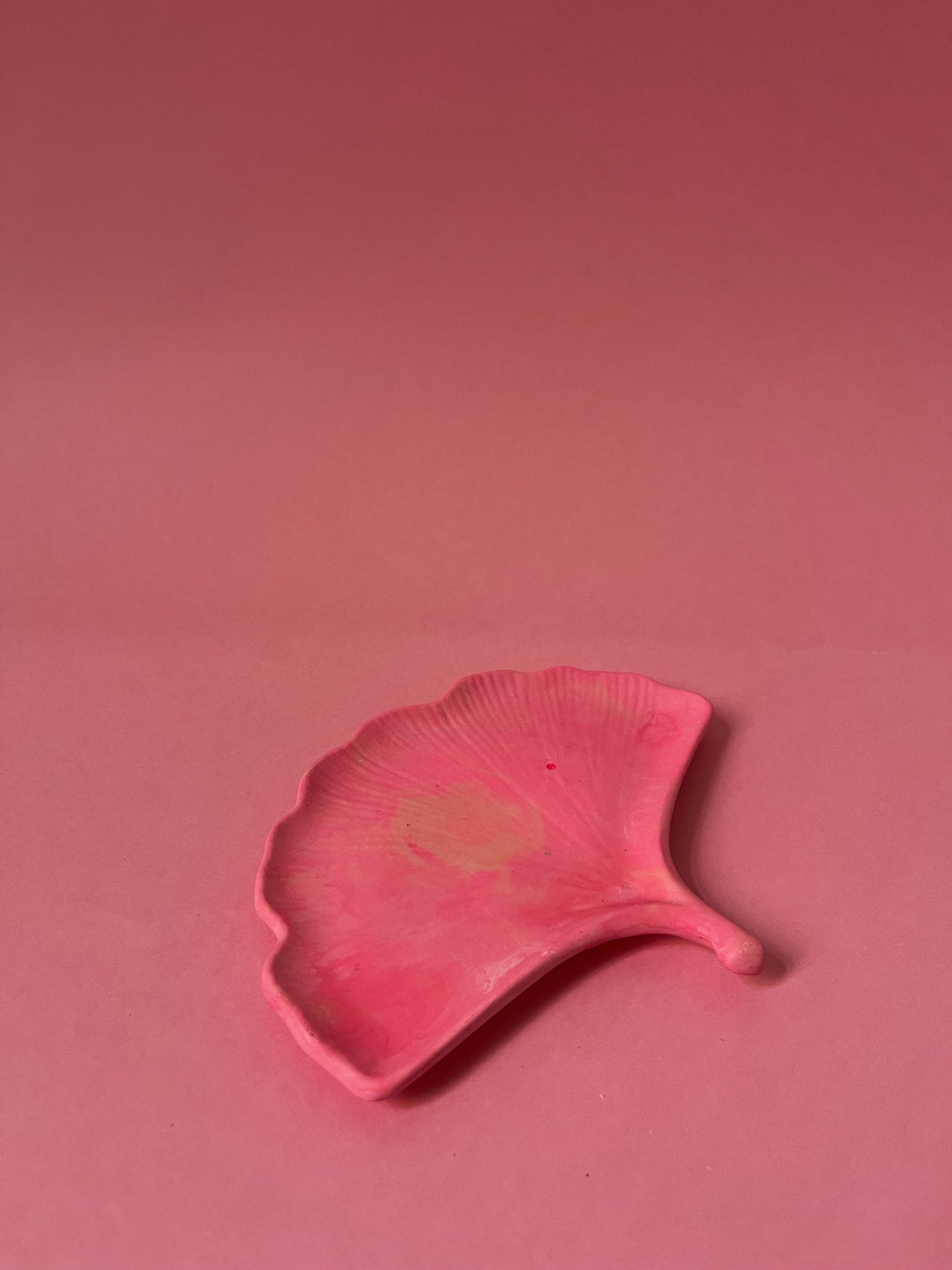 Plateau jesmonite feuille de ginkgo rose fluo