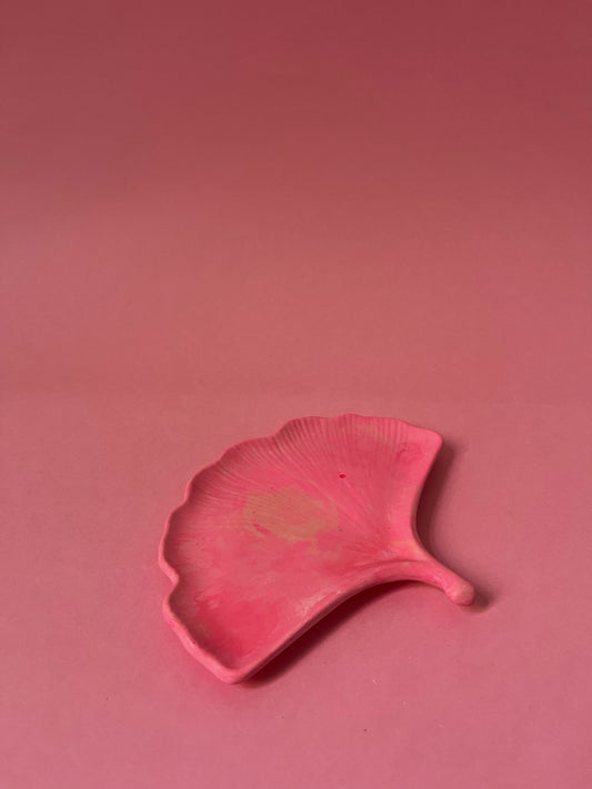 Plateau jesmonite feuille de ginkgo rose fluo