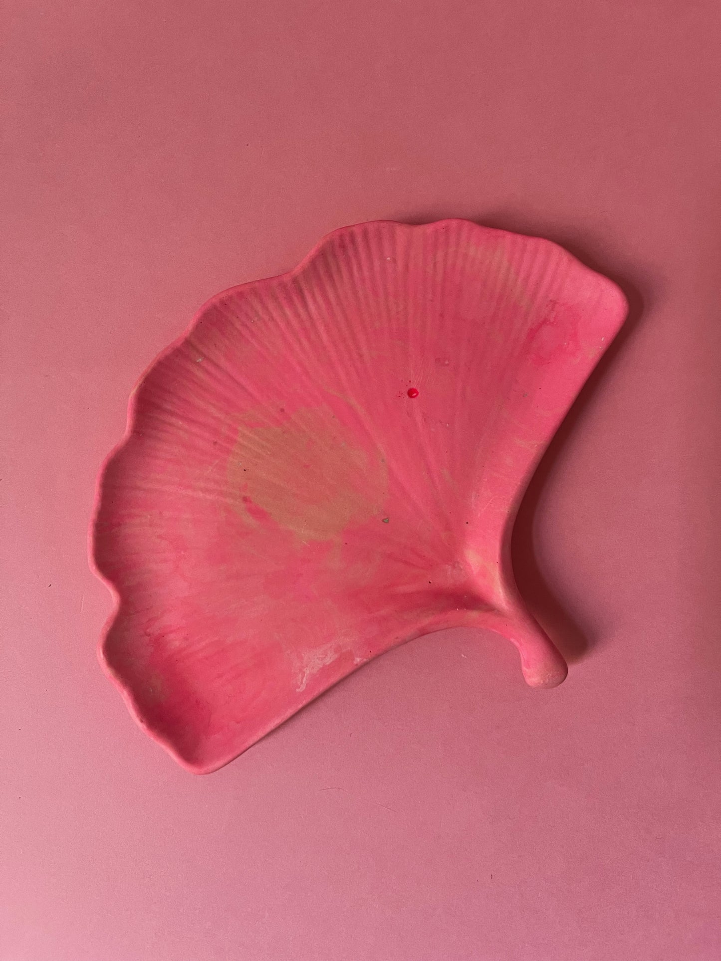 Plateau jesmonite feuille de ginkgo rose fluo