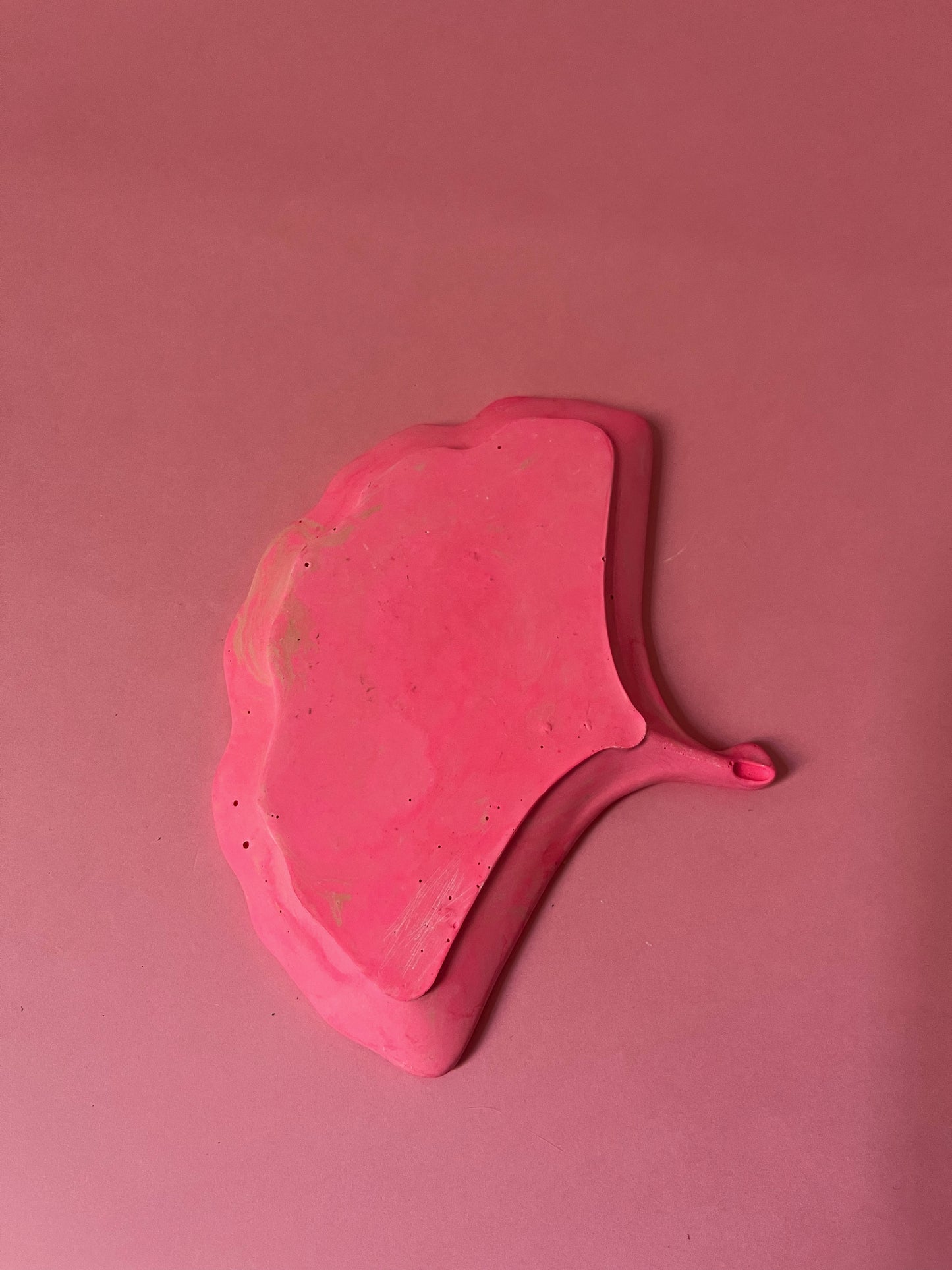 Plateau jesmonite feuille de ginkgo rose fluo