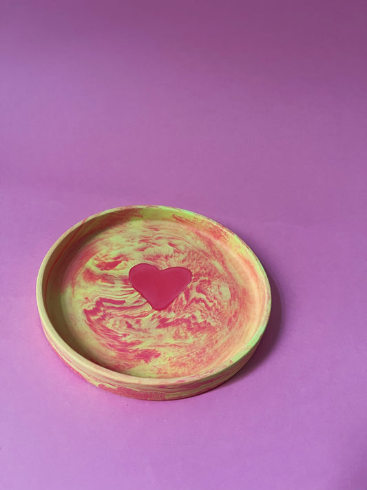 Plateau jesmonite rond coeur jaune rose