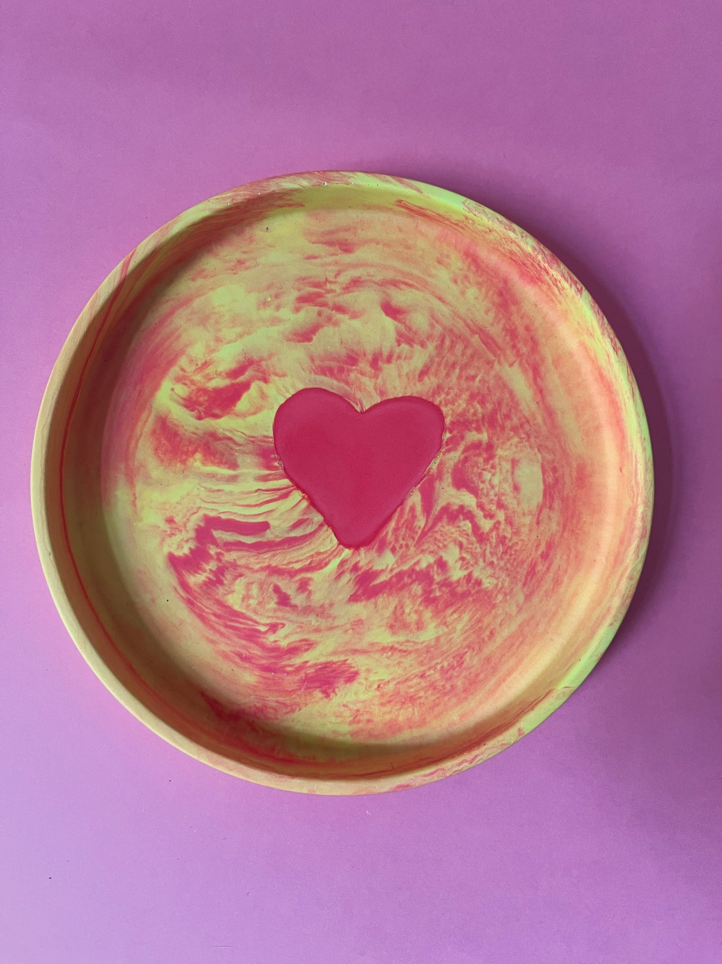 Plateau jesmonite rond coeur jaune rose