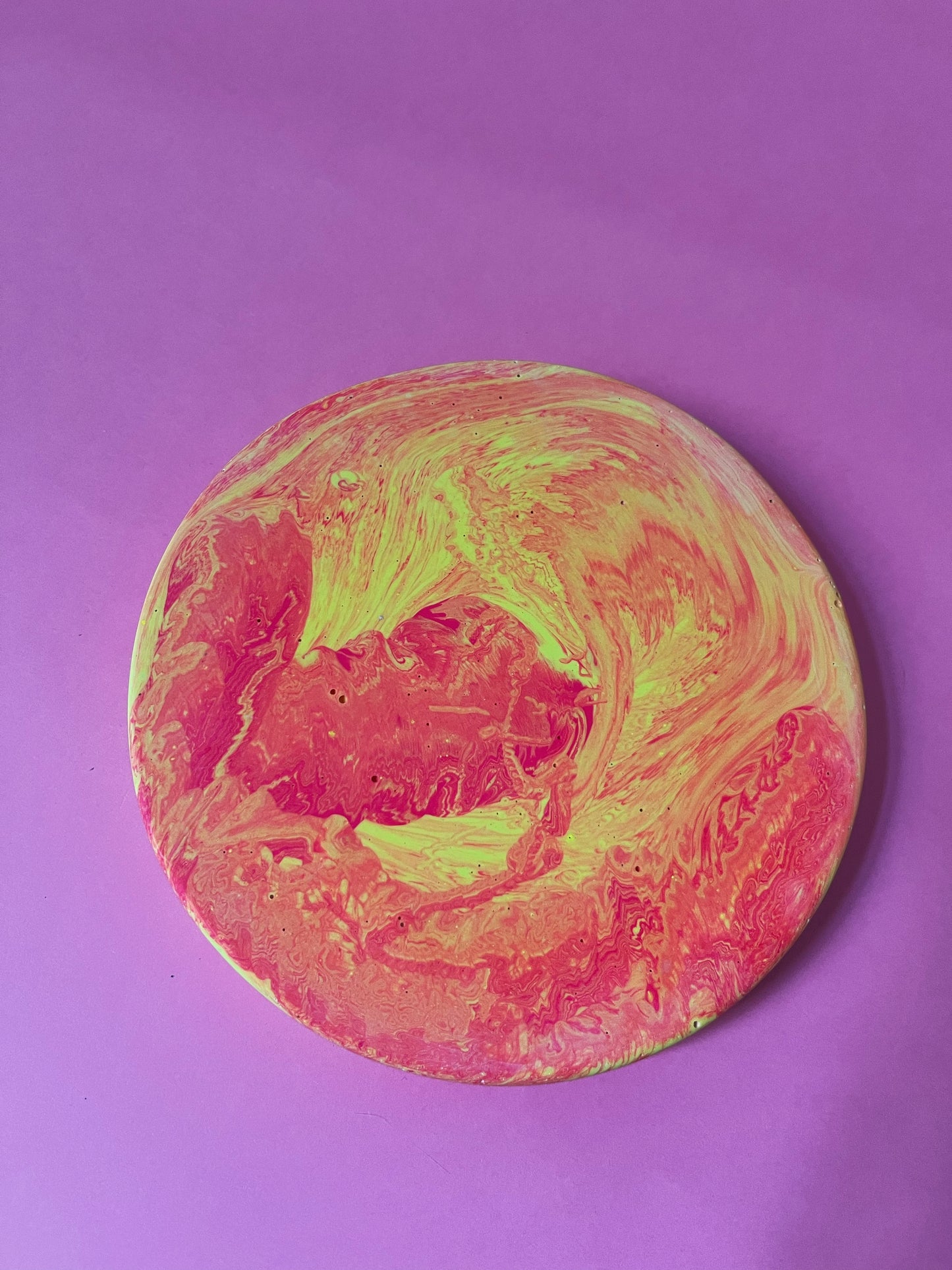 Plateau jesmonite rond coeur jaune rose