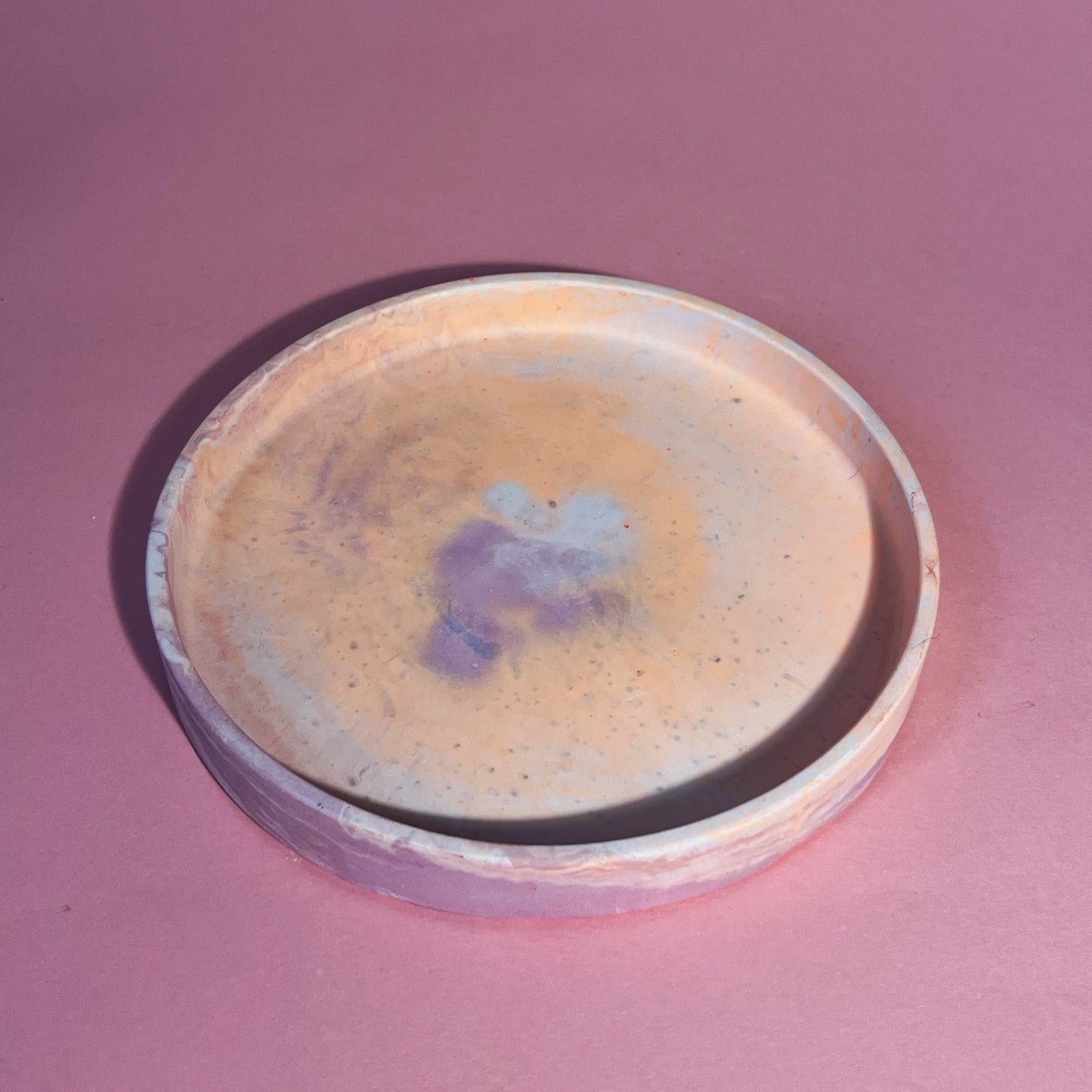 Plateau jesmonite rose orange mauve