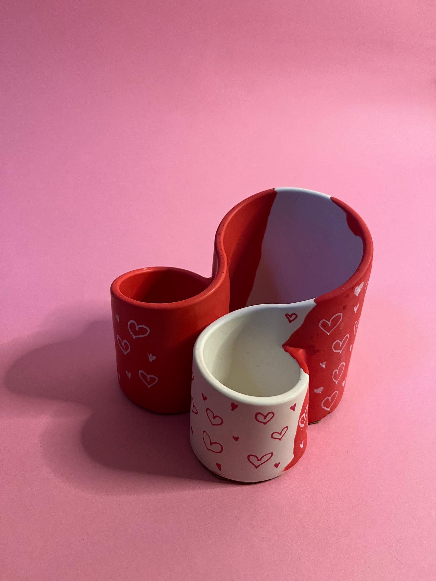 Porte crayons/pinceaux jesmonite rouge et blanc coeur