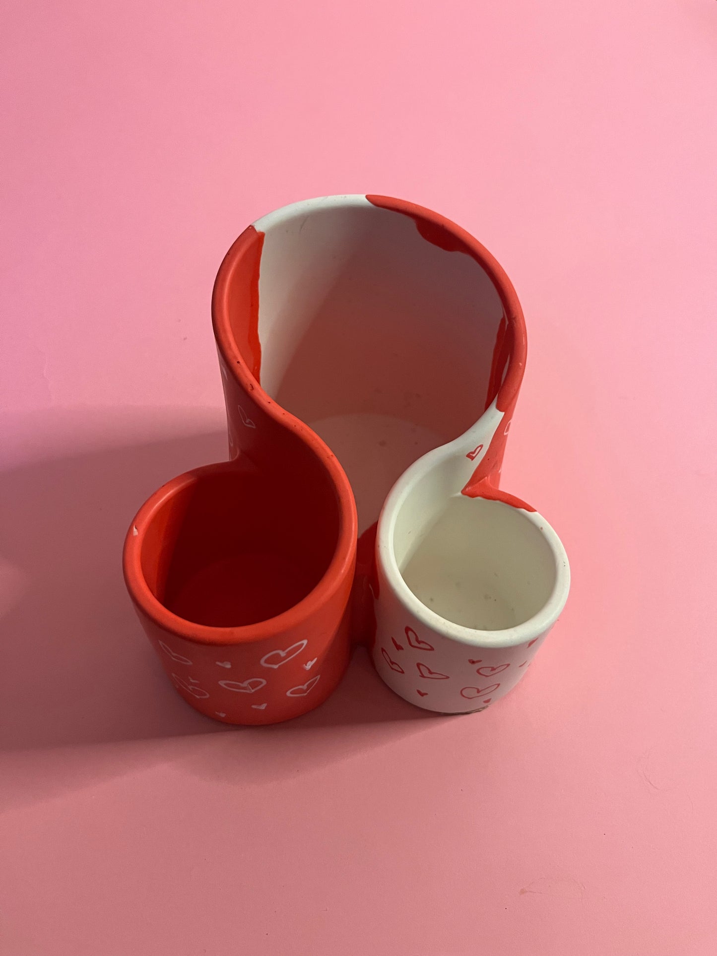 Porte crayons/pinceaux jesmonite rouge et blanc coeur