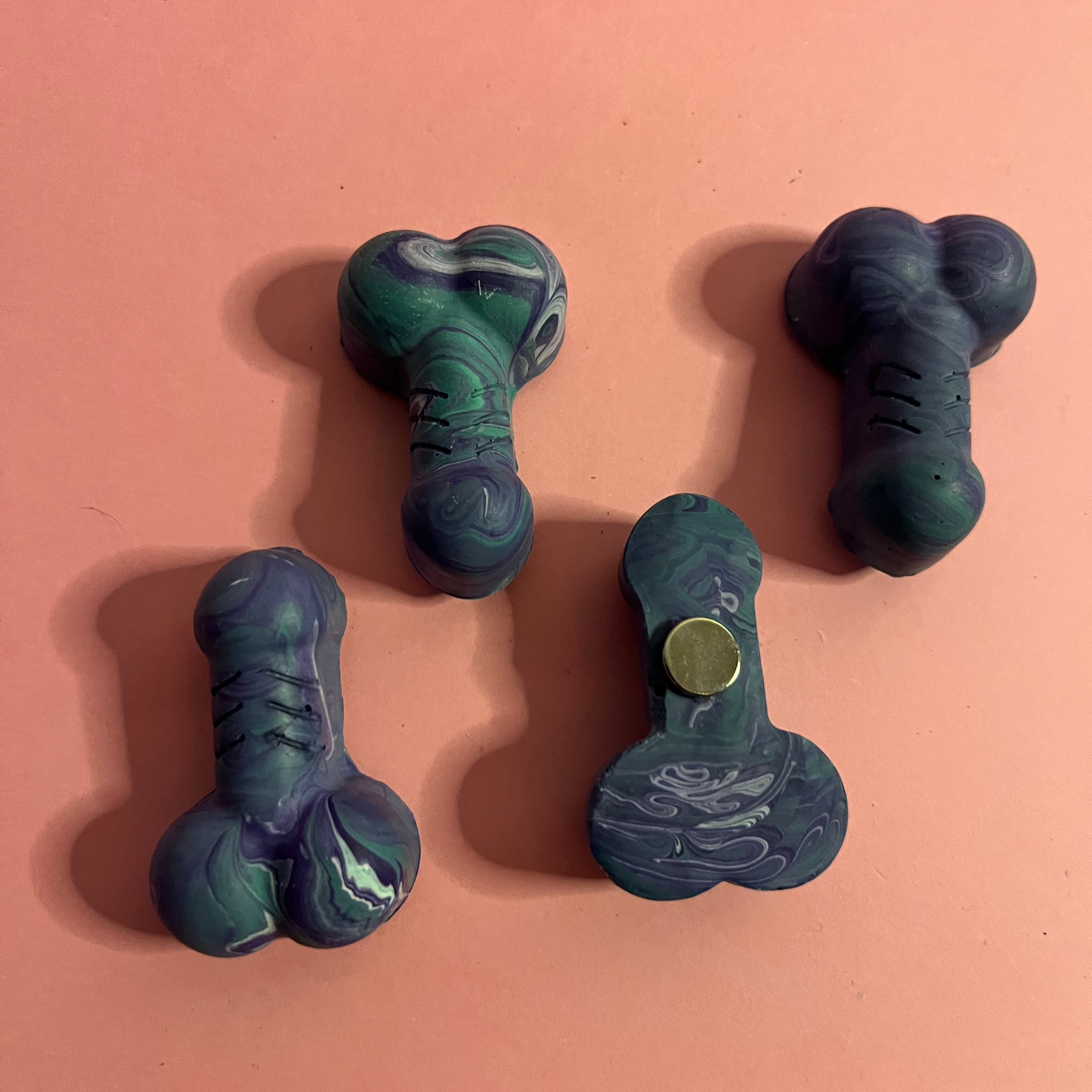 Aimant bistouket mauve et vert