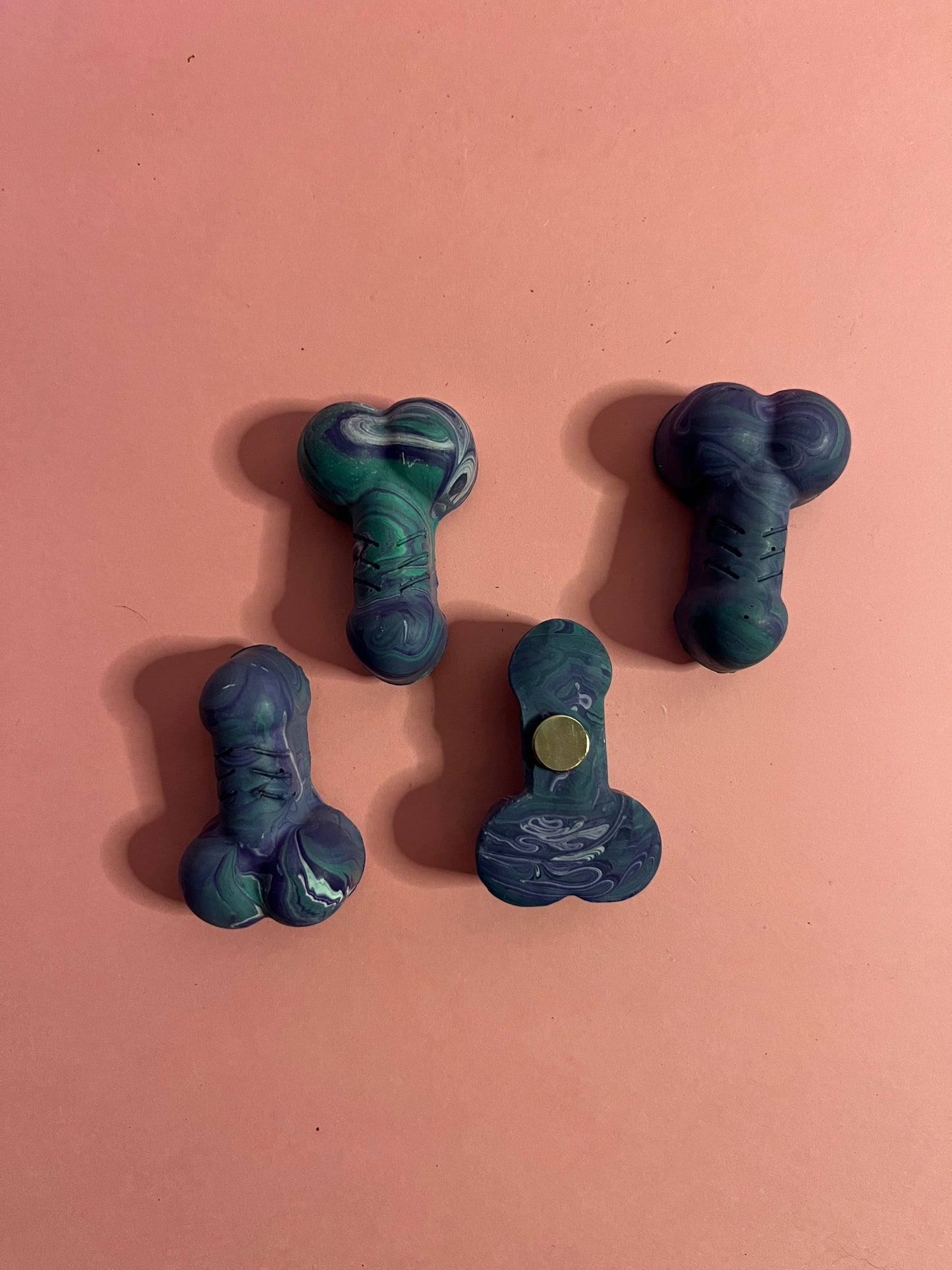 Aimant bistouket mauve et vert