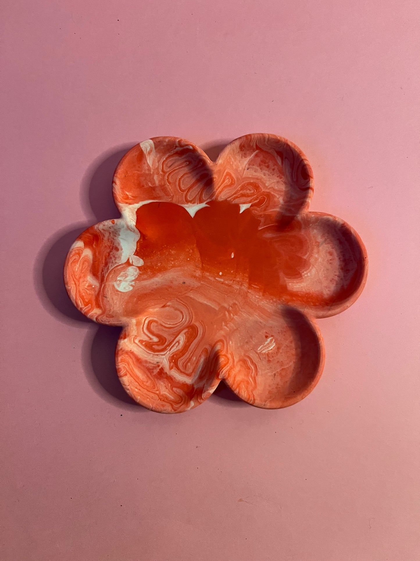 Plateau fleur rouge marbré