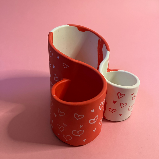 Porte crayons/pinceaux jesmonite rouge et blanc coeur